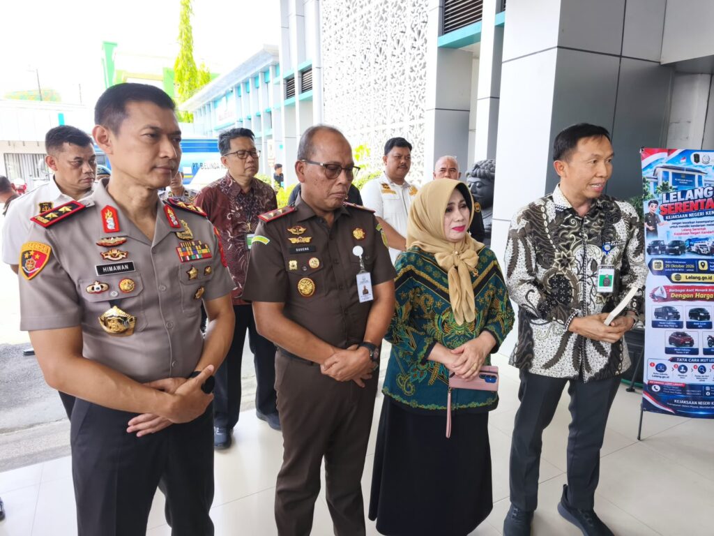 Kapolda Sultra, Irjen Pol. Himawan Bayu Aji (ujung kiri), Kepala Kejati Sultra, Sugeng Riyanta (kedua dari kiri), Ketua Pengadilan Tinggi (PT) Sultra, Andi Isna Renishwari Cinrapole (kedua dari kanan) serta Kepala Kanwil Pelayanan Kekayaan Negara dan Lelang (KPKNL), Panca Putra Jaya (ujung kanan) di Kantor Kejati Sultra, Kota Kendari.