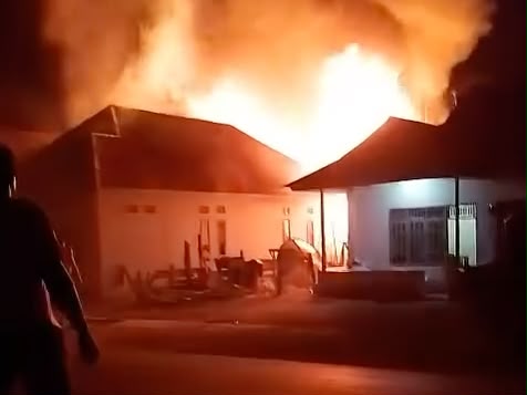 Diduga Akibat Sisa Api Tungku, Rumah Petani di Muna Terbakar hingga Rugi Rp200 Juta Diduga Akibat Sisa Api Tungku, Rumah Petani di Muna Terbakar hingga Rugi Rp200 Juta