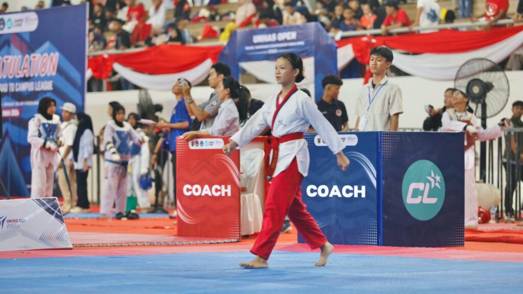 Siti Nur Nala Anjani Possumah mengikuti pertandingan pada ajang Sulsel Taekwondo Championship Unhas Open 2026 di JK Arenatorium (GOR) Universitas Hasanuddin (Unhas), Kota Makassar, Sulawesi Selatan (Sulsel).