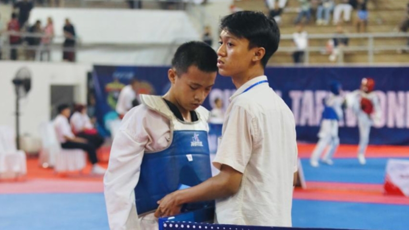 Pelatih Jejeongsin Indonesia, Fatih Muhammad Bintang Possumah, mendampingi atlet pada ajang Sulsel Taekwondo Championship Unhas Open 2026 di JK Arenatorium (GOR) Universitas Hasanuddin (Unhas), Kota Makassar, Sulawesi Selatan (Sulsel).