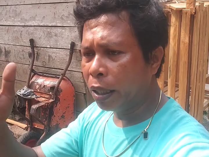 Warga yang memberikan teguran terhadap mobil yang diduga membawa pejabat saat melintas di Kelurahan Gonda Baru, Kecamatan Sorawolio, Kota Baubau.