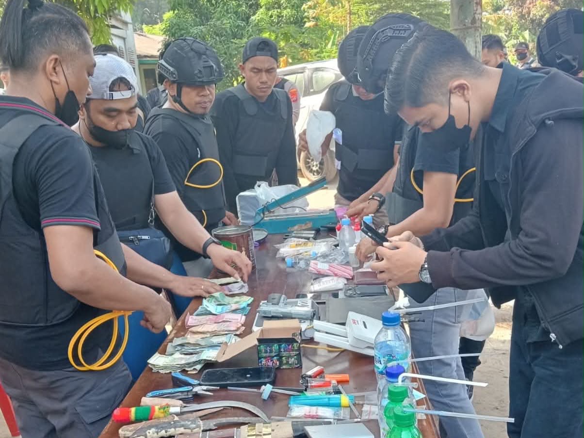 Sarang Narkoba di Kampung Salo Kendari Digerebek Polda Sultra, 11 Orang Ditangkap Sarang Narkoba di Kampung Salo Kendari Digerebek Polda Sultra, 11 Orang Ditangkap