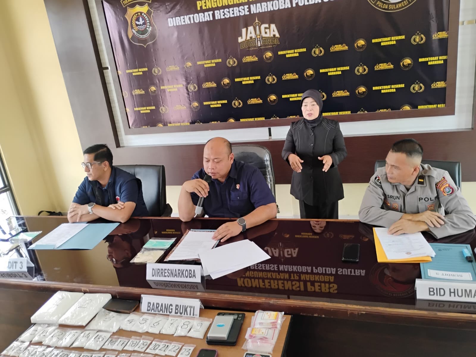 Polda Sultra Ungkap Peredaran Sabu-Sabu 3,5 Kg di Kendari, 2 Pelaku Diamankan Polda Sultra Ungkap Peredaran Sabu-Sabu 3,5 Kg di Kendari, 2 Pelaku Diamankan