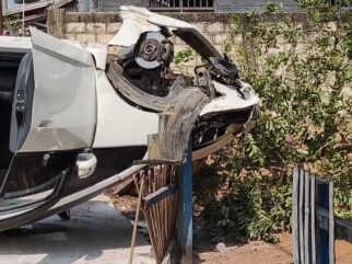 Ban Depan Lepas saat Berkendara, Mobil Honda di Baubau Terbalik hingga Rusak Parah