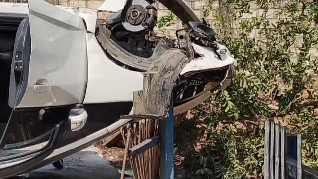 Ban Depan Lepas saat Berkendara, Mobil Honda di Baubau Terbalik hingga Rusak Parah