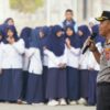 Kapolresta Kendari Edukasi Siswa soal Tertib Lalu Lintas dan Bagikan Helm SNI