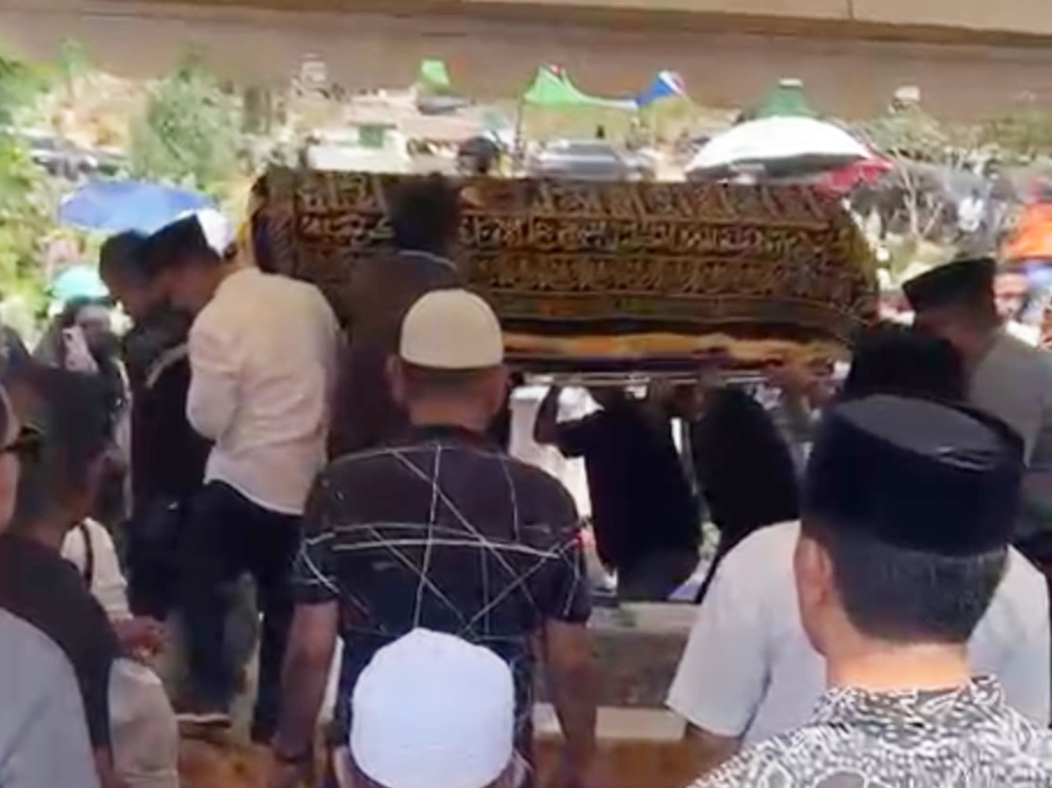 Ketua Pengprov IPSI Sultra Dessy Indah Rachmat Dimakamkan di TPU Punggolaka, Kendari Ketua Pengprov IPSI Sultra Dessy Indah Rachmat Dimakamkan di TPU Punggolaka, Kendari